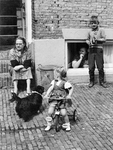 361093 Afbeelding van een gezin op de stoep van hun woning, vermoedelijk te Utrecht.